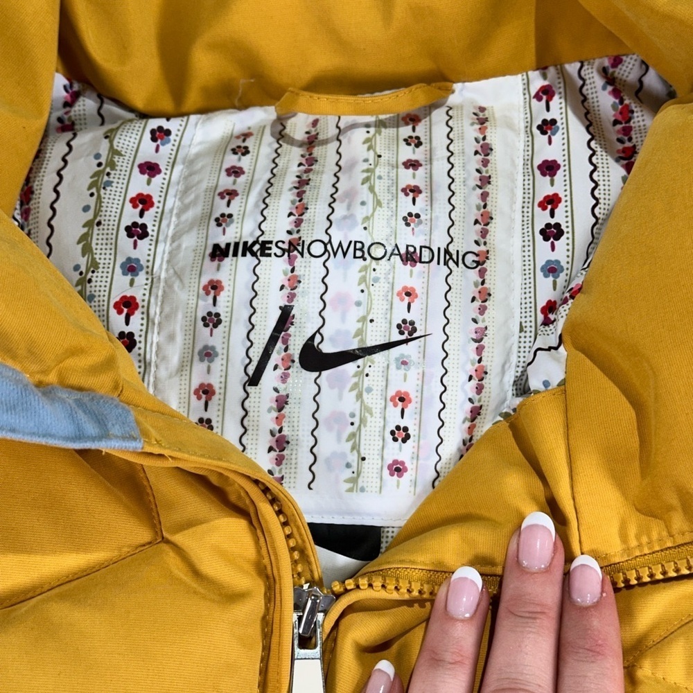 Nike down puffer vest warm insulated chevron outdoor layer XS yellow - Picture 3 of 15